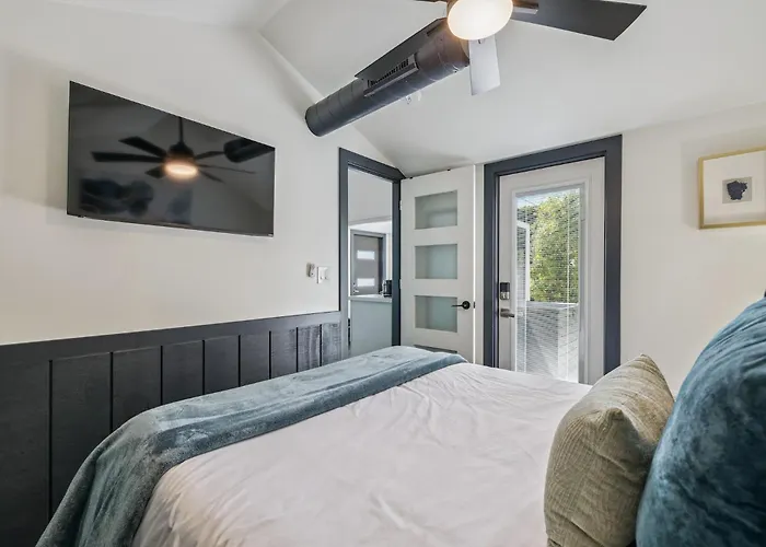 Downtown Modern Retreat B Walkable *