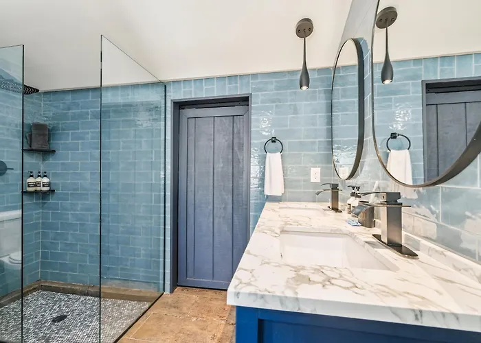 Downtown Modern Retreat B Walkable