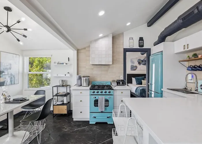 Downtown Modern Retreat B Walkable Holiday home *
