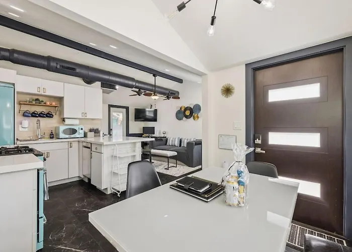 Downtown Modern Retreat B Walkable *