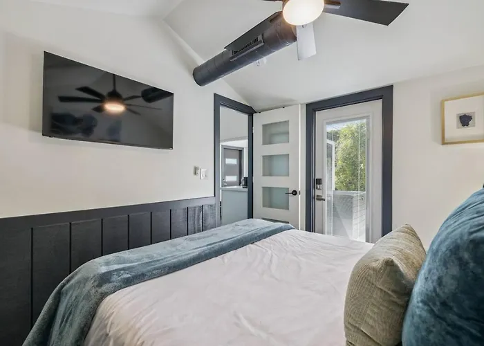 Downtown Modern Retreat B Walkable