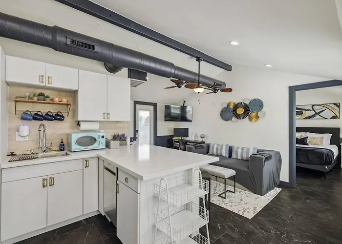 Downtown Modern Retreat B Walkable